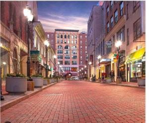 una strada vuota in una città con molti edifici di Hartford Downtown: 2mins walk to XL Center a Hartford