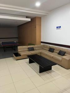 Coffee Suite, wifi, Parqueo, gym & piscina! في غواياكيل: غرفة معيشة مع أريكة وطاولة