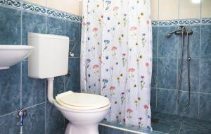 łazienka z toaletą i zasłoną prysznicową w obiekcie Apartments Rudaj w Ulcinju
