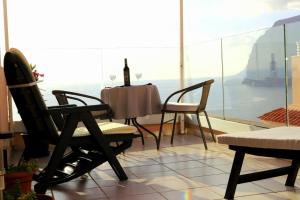 a dining room with a table and chairs and a window at Buenavista in Acantilado de los Gigantes