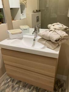 Ένα μπάνιο στο Luxury One bedroom with garden