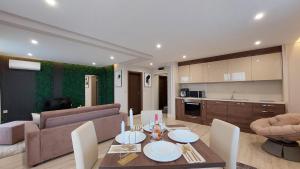 Η κουζίνα ή μικρή κουζίνα στο PARADISO 'В' 607 Large Luxury Apartment +58 φωτογραφίες