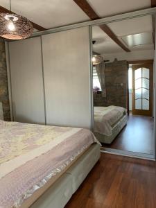 een slaapkamer met een bed en een spiegel bij Kuca za iznajmljivanje ANDRIJA in Ljubuški