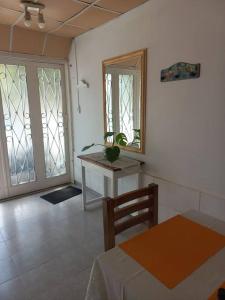 a living room with a table and a window at Departamento impecable. con cochera in Luján