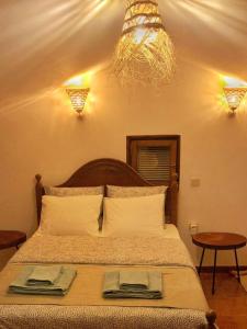 ein Schlafzimmer mit einem Bett mit zwei Handtüchern darauf in der Unterkunft Casa Maria in Terras de Bouro