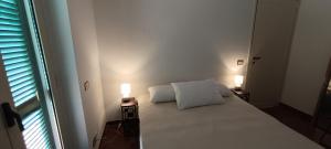 - une chambre avec un lit et deux lumières sur deux tables dans l'établissement Moon Ash - Cenere di Luna, à Poggio Moiano