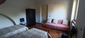 Cette chambre comprend 2 lits et une télévision. dans l'établissement Moon Ash - Cenere di Luna, à Poggio Moiano