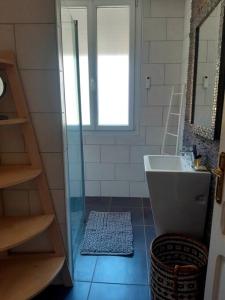 a bathroom with a shower and a sink at Charmante maison de ville avec jardin in Perpignan