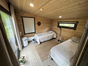 een slaapkamer met 2 bedden in een houten hut bij Villa Terwaluoto in Hailuoto