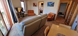 un soggiorno con divano e tavolo di Colin Young Place a Nairn