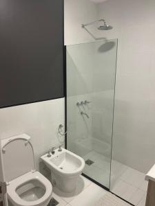 ein Badezimmer mit Dusche, Toilette und Waschbecken in der Unterkunft Dptos Corrientes con cochera in Corrientes