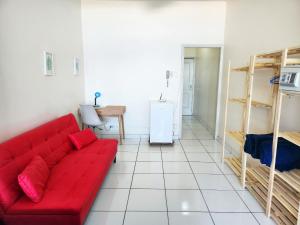 a living room with a red couch and a table at Studio com a Melhor Vista do Rio TC602 in Rio de Janeiro
