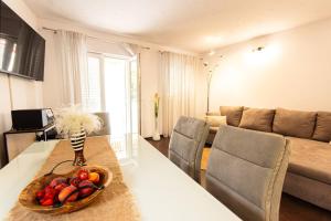 a living room with a table with a bowl of fruit at Large stylish 3 bedroom apartment Nancy for 5 people in Split