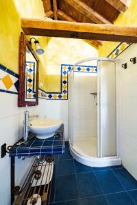 a bathroom with a sink and a shower at Casa Rural Álamo Grande in Layos +18 photos