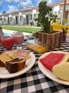 une table avec deux assiettes de nourriture sur une table dans l'établissement Pousada Mangaba, à Barreirinhas