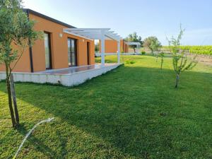 a house with a garden in front of it at Il Poggetto Marzamemi - Le Villette in Marzamemi