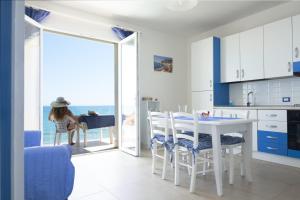 A kitchen or kitchenette at Finestra Sul Mare
