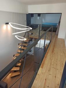 - un escalier dans une pièce avec une table et un lustre dans l'établissement City Center Loft, à Kavala