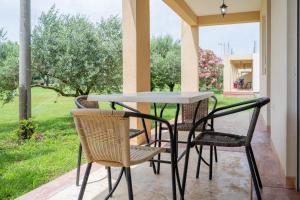 een patio tafel en stoelen op een veranda bij Apartments Rudaj in Ulcinj