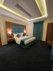 um quarto de hotel com uma cama grande e uma janela em مساكن الراحة em Abha