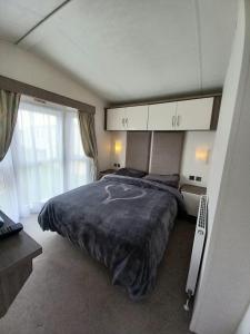 Luxury 8 and 6 berth caravans客房内的一张或多张床位