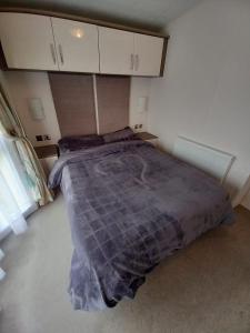Luxury 8 and 6 berth caravans客房内的一张或多张床位