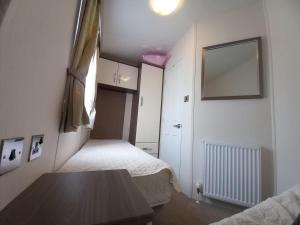 Luxury 8 and 6 berth caravans客房内的一张或多张床位