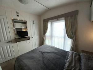 Luxury 8 and 6 berth caravans客房内的一张或多张床位