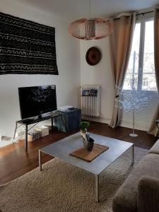 a living room with a coffee table and a television at L'APPART de 75 m², déco sympa à Tours in Tours