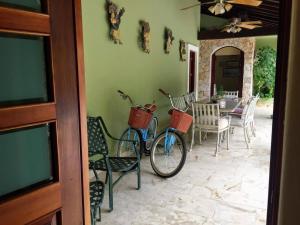 una bicicleta estacionada junto a una mesa y sillas en Casa Beard, Spacious Guest House with High Speed WiFi & Pool., en Playa del Carmen