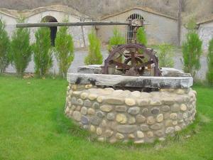 une fontaine en pierre dans la cour d'une maison dans l'établissement Cueva Restaurante Itariegos, à Villagallegos