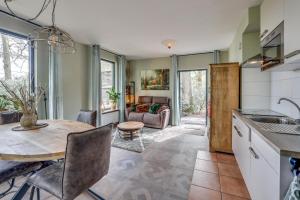 uma cozinha e sala de estar com uma mesa e um sofá em B&B Wicherumloo em Wekerom