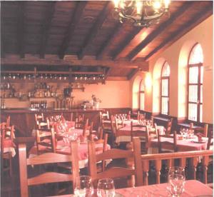 a dining room with tables and chairs in a restaurant at Cueva Restaurante Itariegos in Villagallegos
