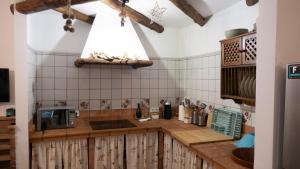 una cocina con encimeras de madera y fregadero en La Casa de la Lobita, en Benaocaz