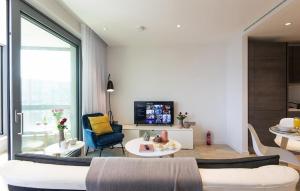 uma sala de estar com um sofá e uma mesa em Stunning 1 Bed apartment at Kings Cross-St Pancras By City Apartments UK Short Lets Serviced Accommodation em Londres