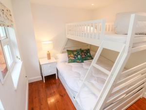 Postel nebo postele na pokoji v ubytování Honeysuckle Cottage