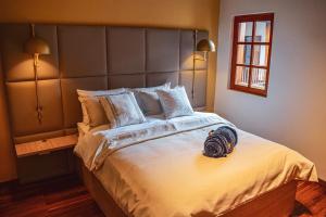 1 dormitorio con 1 cama grande y cabecero grande en Casa Dreamer Bogotá, en Bogotá