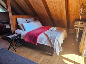 1 dormitorio con 1 cama con manta roja en Imoflo, en Haenertsburg