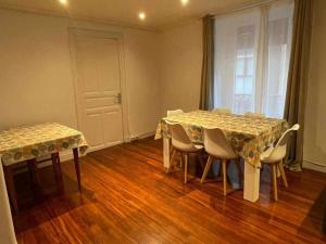 a dining room with a table and chairs and a door at Apartamento San Francisco Deluxe in Zarautz