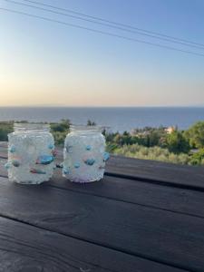 dois recipientes cheios de água em cima de uma mesa em Country House em Karlovasi