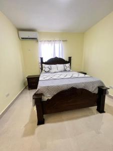 1 dormitorio con cama y ventana en Hotel La Playa, en Santa Cruz de Barahona