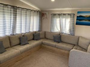 Jaywick SandsLuxury 8 and 6 berth caravans的带沙发和两扇窗户的客厅