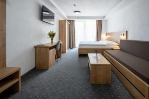 una camera d'albergo con un letto e una scrivania di Berg Liptov a Liptovský Mikuláš