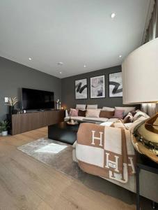 ein Wohnzimmer mit einem Bett und einem TV in der Unterkunft Nytt og flott hus i Haugesund 