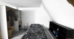 a room with a bed and a tv in it at Maisons de vacances 3 lits in Varzy