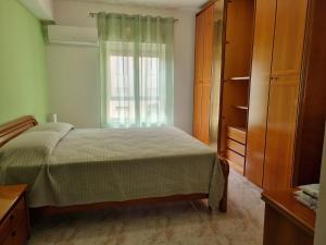 una camera con letto e finestra di casa didi' a Città di Lipari