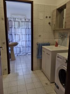 bagno con lavatrice e lavandino di casa didi' a Città di Lipari