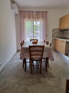una cucina con tavolo e sedie in una stanza di casa didi' a Città di Lipari