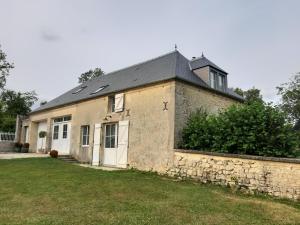 an old stone house with a stone wall at Le Pavillon du Manoir de Conjon in Crouay