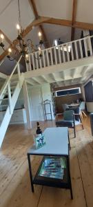 una sala de estar con una mesa blanca y una escalera en B&B Guesthouse Claeswael, en Klaaswaal